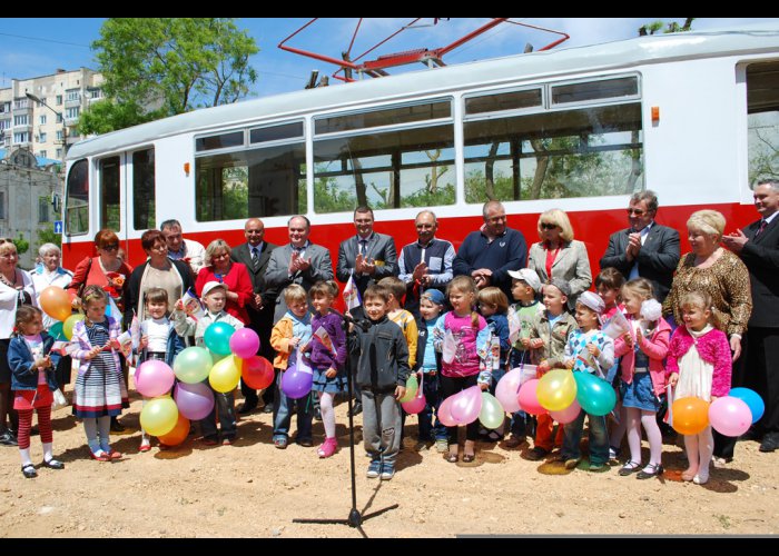 В Евпатории открыли памятник трамваю 