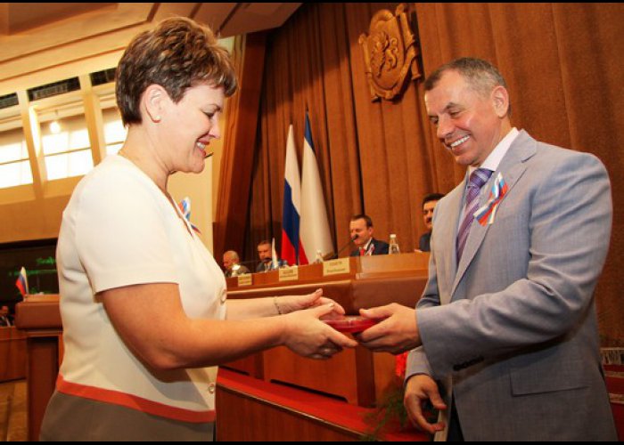 В преддверии Дня России депутаты и чиновники Крыма получили награды 