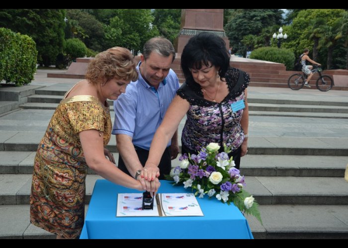 В Ялте провели спецгашение марки с изображением достопримечательностей Крыма 