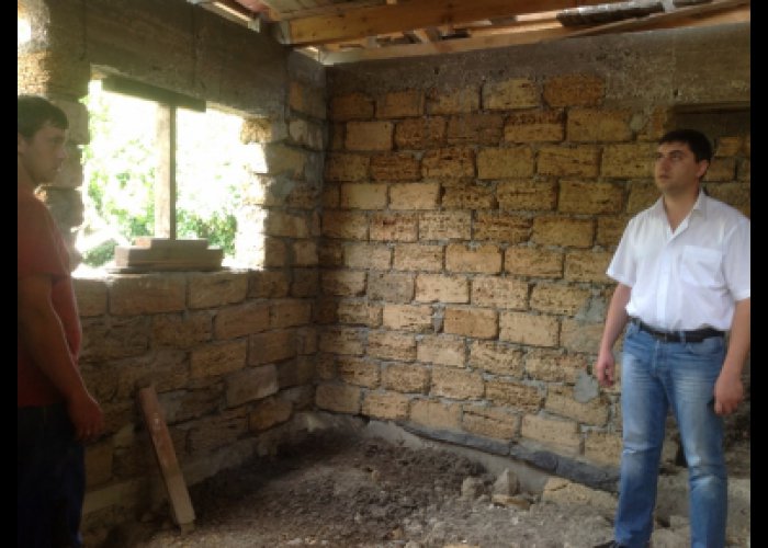 В Симферополе многодетной семье помогают восстановить сгоревший дом