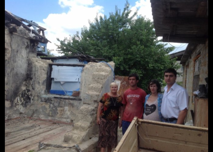 В Симферополе многодетной семье помогают восстановить сгоревший дом