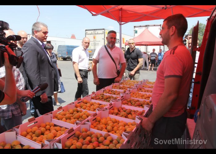 Крымский премьер проверил работу торговых объектов в Симферополе