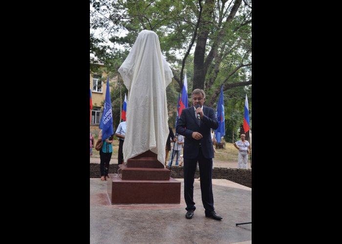 В Симферополе установили бюст Владимиру Высоцкому