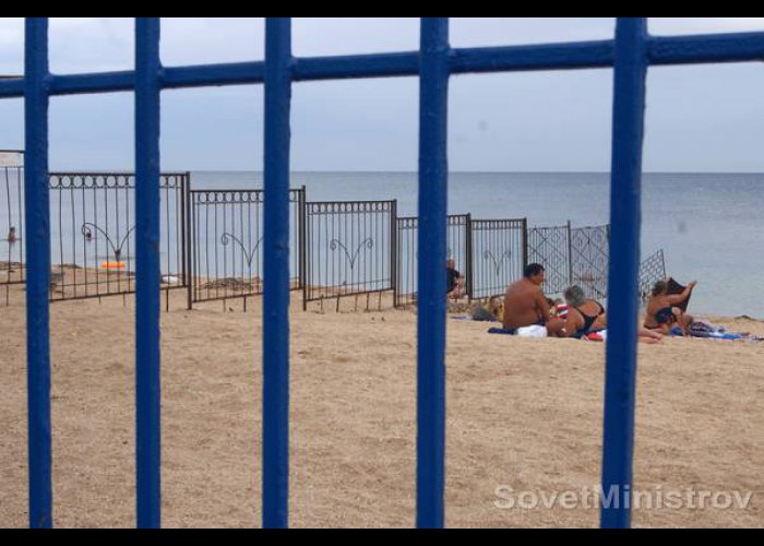 В Феодосии снесли заборы на пляжах