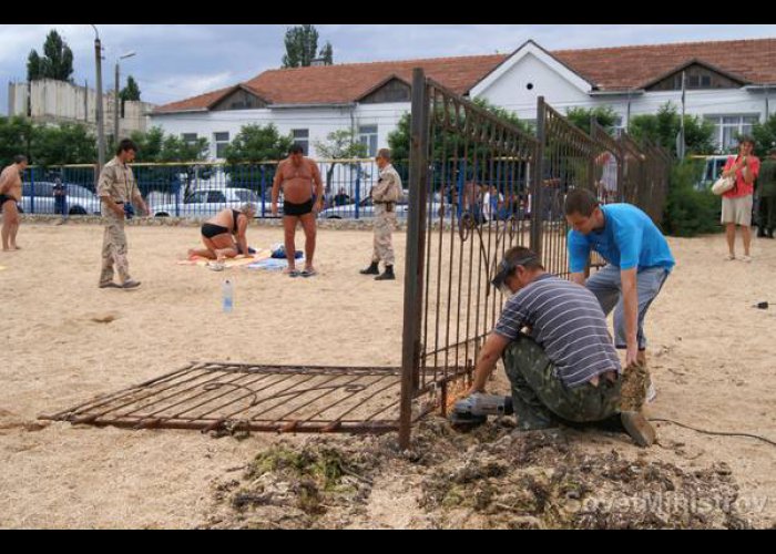 В Феодосии снесли заборы на пляжах