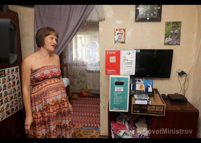 Многодетная семья получила компьютер от Совета министров РК
