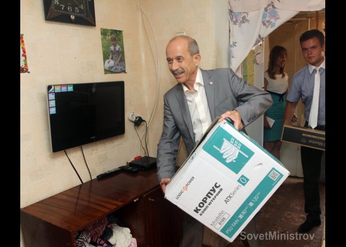 Многодетная семья получила компьютер от Совета министров РК