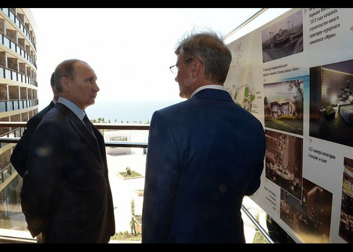 Президент России осмотрел ход строительства санатория «Мрия» в Ялте 