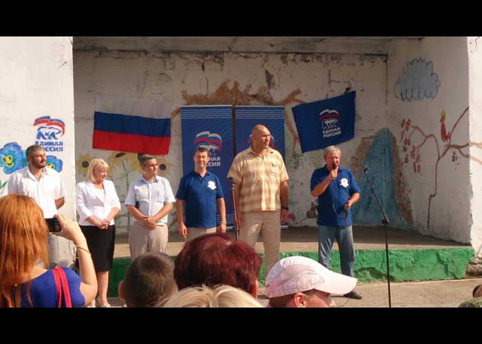 Российский боксер открыл детскую площадку в Симферопольском районе