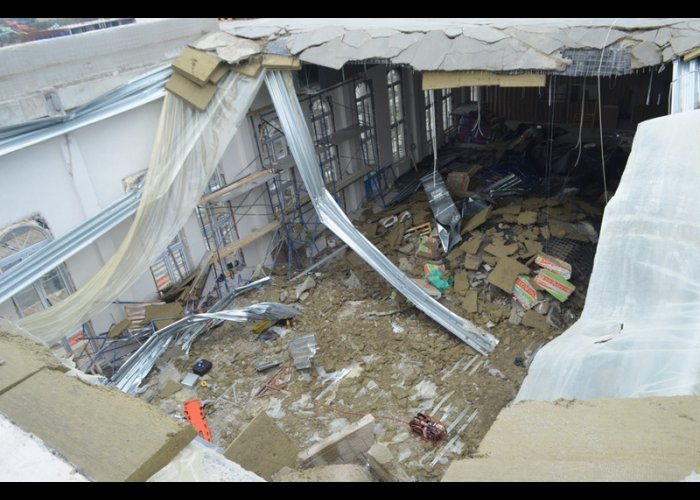 На месте обрушения крыши кадетского училища в Севастополе работают спасатели