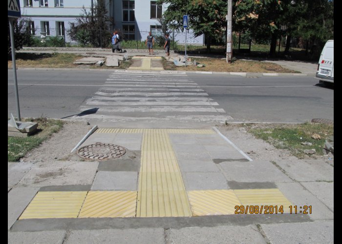 В Симферополе открыли первый пешеходный переход с тактильной плиткой