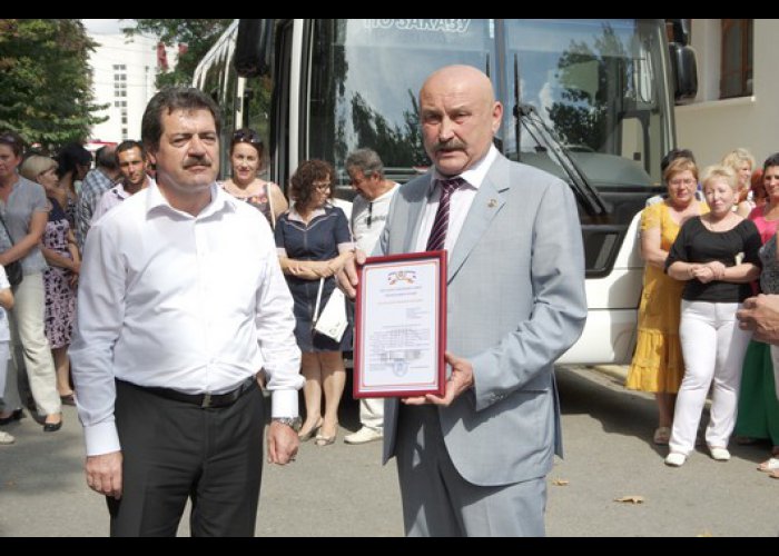 Татарстан передал крымскотатарскому театру в Симферополе современный автобус 