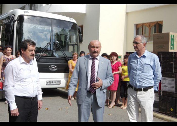 Татарстан передал крымскотатарскому театру в Симферополе современный автобус 