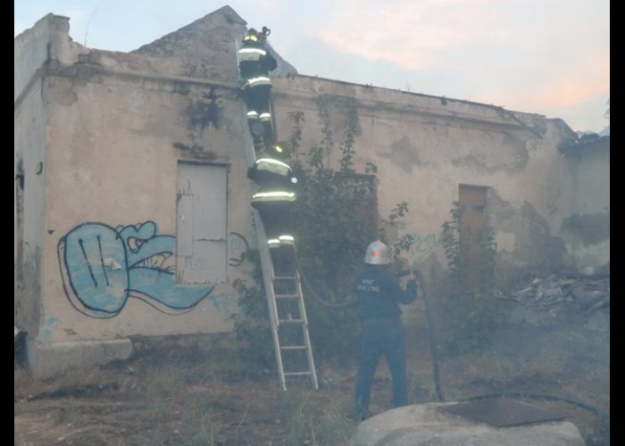 В Севастополе горело заброшенное здание 