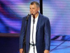 На «Крым Мюзик Фест» Константинов вручил подарочный сертификат исполнителю из России Крым Мьюзик Фест, На «Крым Мюзик Фест» Константинов вручил подарочный сертификат исполнителю из России