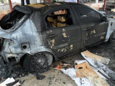В Севастополе сгорело два автомобиля Пожар, В Севастополе сгорело два автомобиля