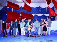 фестиваль, В фестивале авторской песни в Алуште участвуют 12 бардов