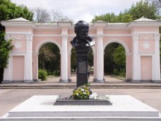На реконструкцию входа в симферопольский парк Шевченко выделили 528 тыс. грн. Памятник, На реконструкцию входа в симферопольский парк Шевченко выделили 528 тыс. грн.
