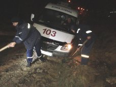 Происшествие, В Симферополе две «скорые» застряли в грязи