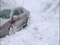 На Ай-Петри в снегу застрял автомобиль