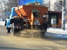 За сутки на дороги Симферополя высыпали 130 тонн песка и соли Подготовка к зиме, За сутки на дороги Симферополя высыпали 130 тонн песка и соли