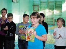 Книги которые нас воспитали, Книга от Златы Огневич досталась школьнице из Симферополя