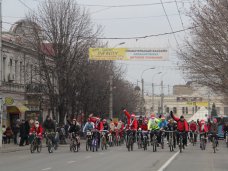 В Симферополе провели новогодний велопробег