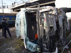 ДТП, В Севастополе грузовик упал с железнодорожного моста 