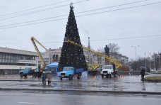 Городская елка, В Симферополе разбирают новогодние елки