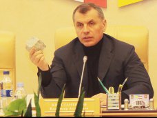 Крымский спикер продемонстрировал, чем кидают в милицию в Киеве политическая ситуация в Украине, Крымский спикер продемонстрировал, чем кидают в милицию в Киеве