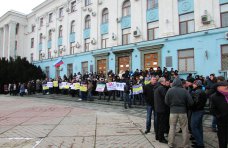 , В Симферополе выстроили живую цепь на входе в Совмин 