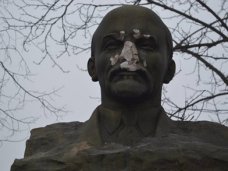 В Крыму повредили бюст Ленина В Крыму повредили бюст Ленина