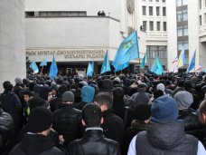 В Симферополе продолжается многотысячный митинг