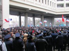 Участников митинга в Симферополе разделили живой цепью милиционеров