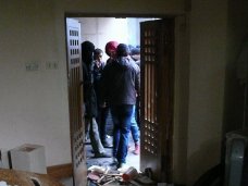 Участники митинга в Симферополе выбили двери в Верховную Раду Крыма