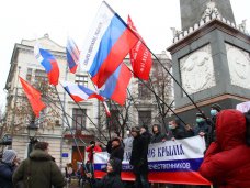 Под стенами парламента Крыма собрались пророссийские активисты