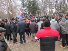 Под стенами крымского парламента собирается мирный митинг