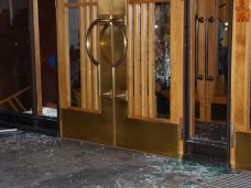 В крымском парламенте разбит центральный вход В крымском парламенте разбит центральный вход