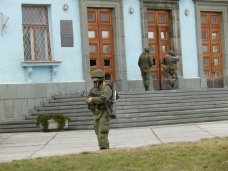 Центр Симферополя полностью окружен военными