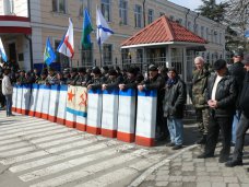 В Симферополе пикетируют главк МВД