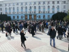 К зданию правительства Крыма сходятся люди К зданию правительства Крыма сходятся люди