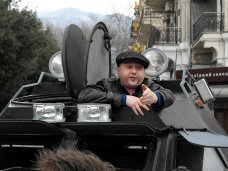 Ялтинцы прогнали из центра города военный автомобиль Ялтинцы прогнали из центра города военный автомобиль