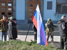 Здание Совмина в Симферополе охраняют военные Здание Совмина в Симферополе охраняют военные