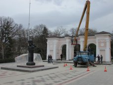 Реконструкция площади перед парком Шевченко в Симферополе подходит к концу