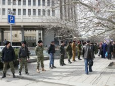 Казачество взяло в оцепление парламент Крыма Казачество взяло в оцепление парламент Крыма