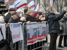 В Симферополе провели митинг в поддержку референдума и воссоединения с Россией 