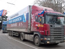 В Севастополе встретили автопоезд с гуманитарной помощью