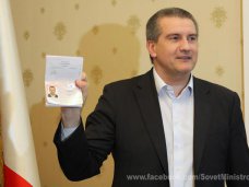 Премьер Крыма получил российский паспорт 