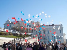 В Севастополе запустили в небо воздушные шары цветов российского флага