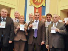 Члены Президиума парламента Крыма получили российские паспорта